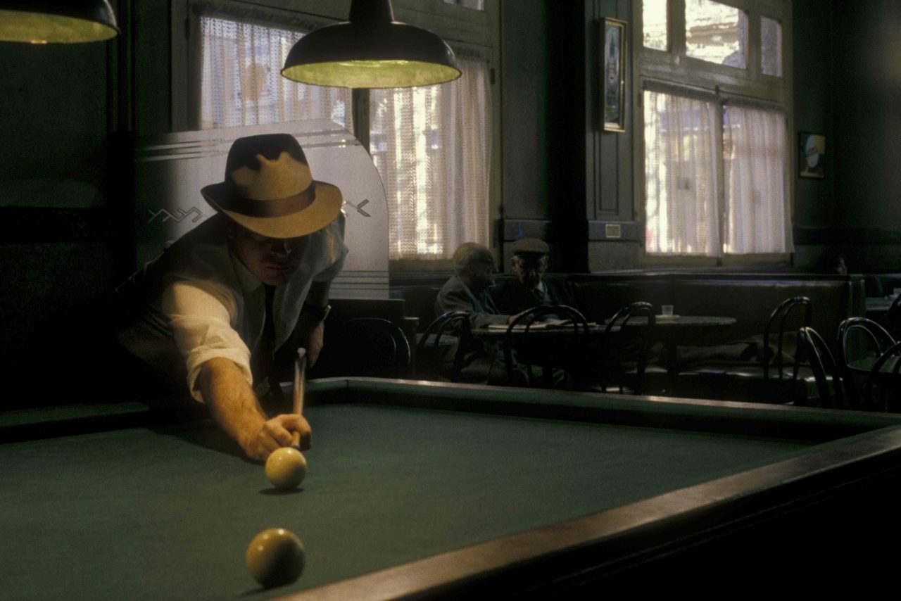 Detective jugando al billar