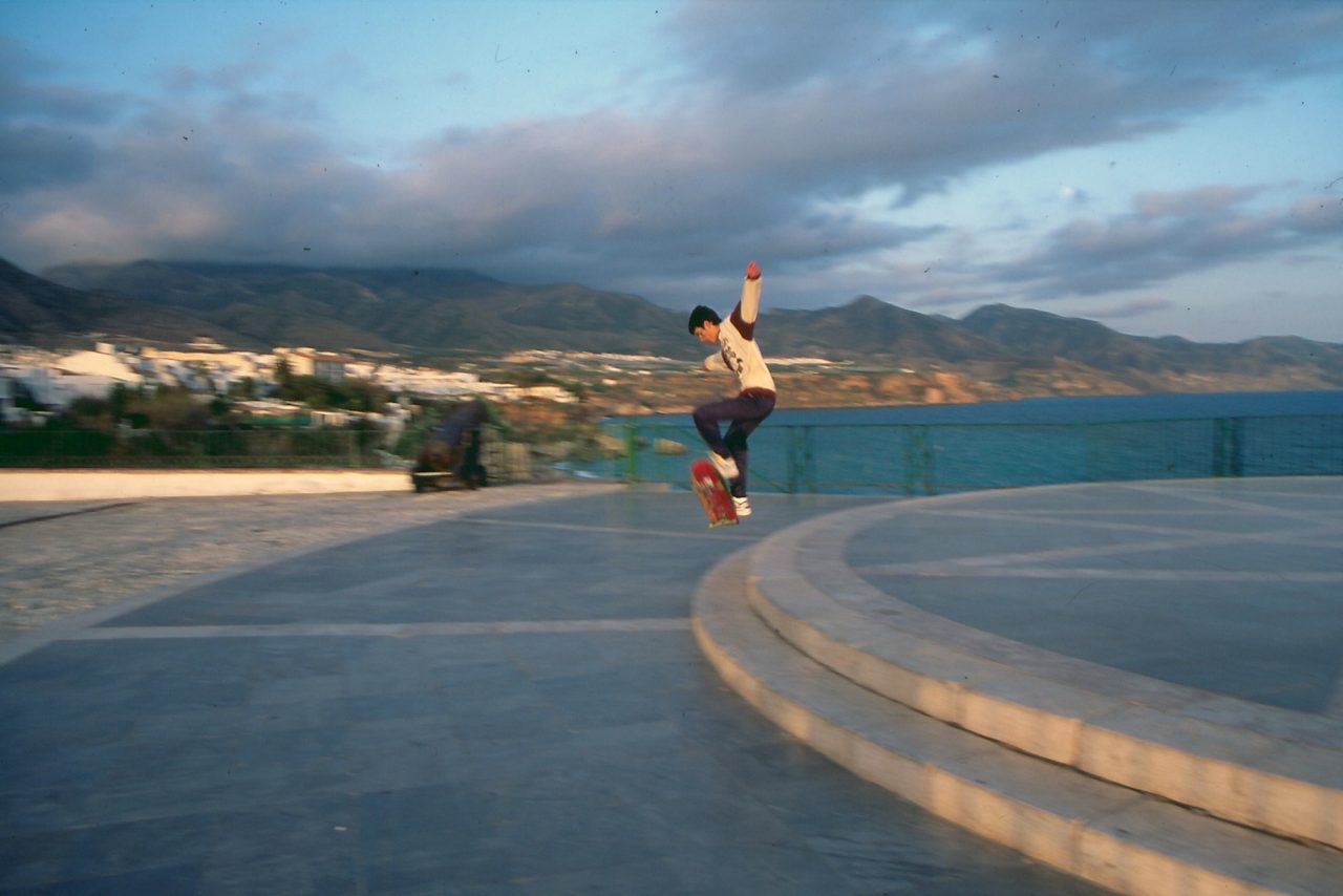 Niño haciendo skating