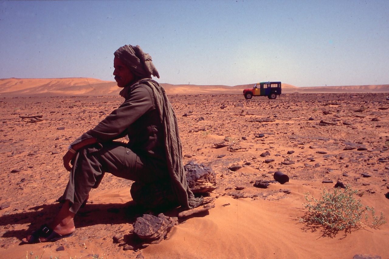 Chofer en el desierto argelino, retaguardia del Frente Polisario 1989